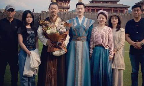 《且试天下》片场路透杨洋帮赵露思喷驱蚊水(且试天下杨洋赵露思图片)