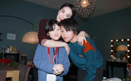 王菲女儿李嫣为窦靖童庆生(王菲的女儿李嫣)