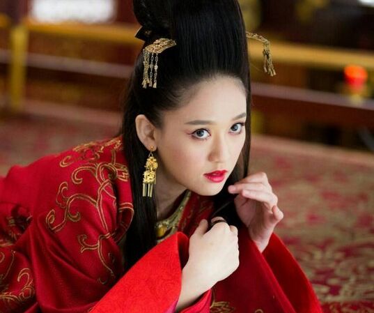 陈乔恩走红毯被抢镜事件始末(王凯陈乔恩红毯)