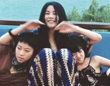 王菲女儿李嫣为窦靖童庆生(王菲的女儿李嫣) 王菲女儿李嫣为窦靖童庆生(王菲的女儿李嫣)