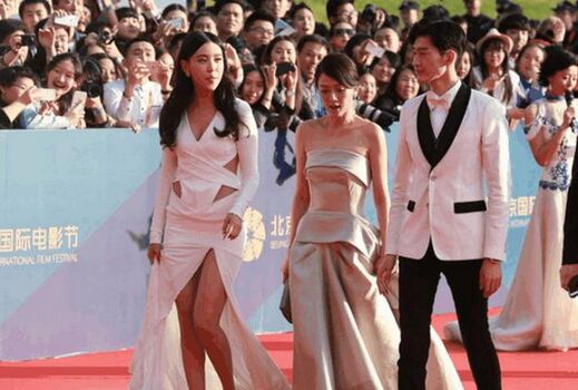 陈乔恩走红毯被抢镜事件始末(王凯陈乔恩红毯)