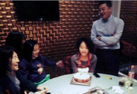 王菲女儿李嫣为窦靖童庆生(王菲的女儿李嫣) 王菲女儿李嫣为窦靖童庆生(王菲的女儿李嫣)