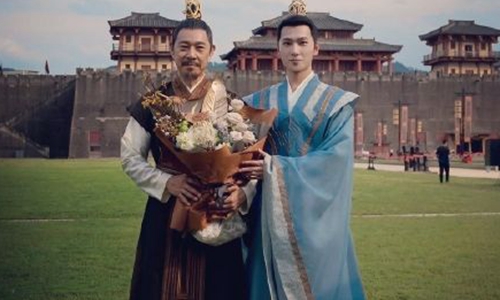 《且试天下》片场路透杨洋帮赵露思喷驱蚊水(且试天下杨洋赵露思图片)