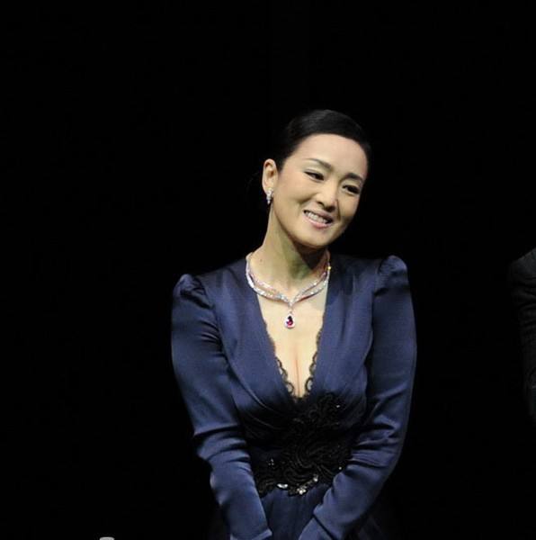 巩俐真空丰满身材照片