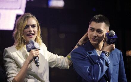 李易峰被卡拉摸头什么情况(李易峰和超模卡拉)