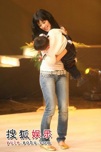 钟丽缇穿牛仔裤的图片(钟丽缇的穿衣风格)