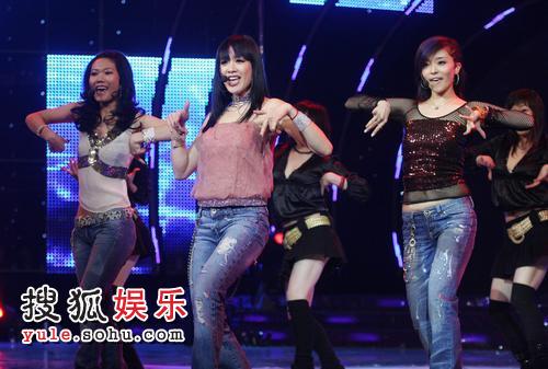 钟丽缇穿牛仔裤的图片(钟丽缇的穿衣风格)