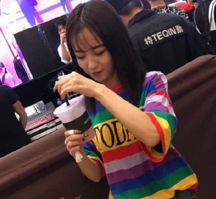 冯提莫年收入2.7亿惊呆网友(冯提莫一年挣多少钱) 冯提莫年收入2.7亿惊呆网友(冯提莫一年挣多少钱)