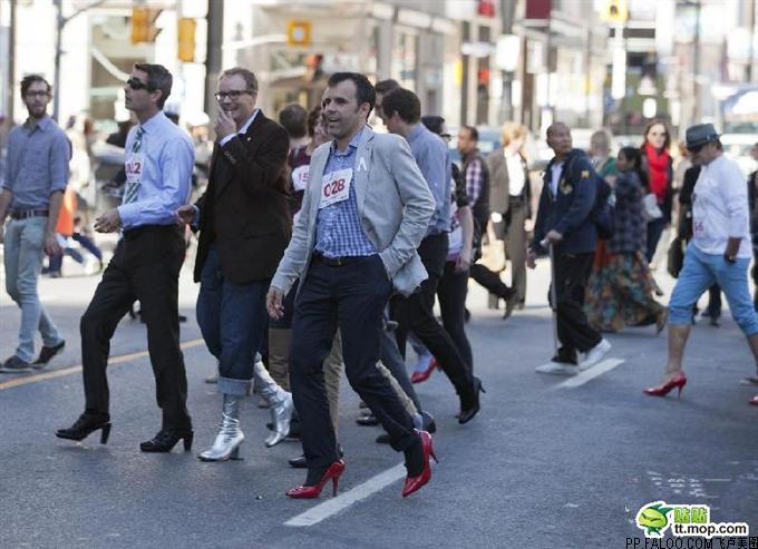 外国男穿高跟鞋跳舞视频(外国男的穿高跟鞋跳舞的mv)