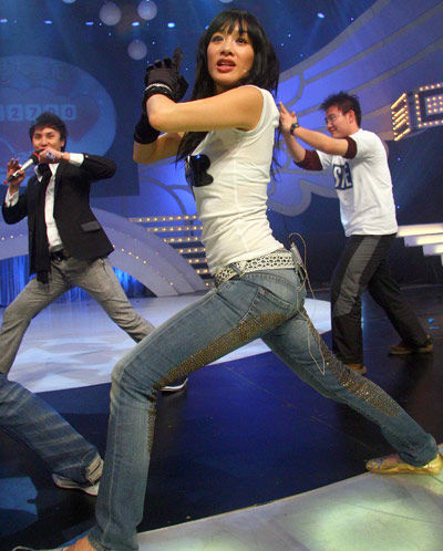 钟丽缇穿牛仔裤的图片(钟丽缇的穿衣风格)