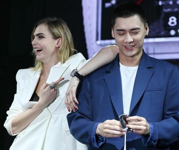 李易峰被卡拉摸头表情娇羞引热议(李易峰笑容动图)