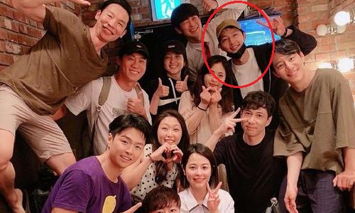 宋仲基离婚后首现身笑容满面(宋仲基离婚真正原因)