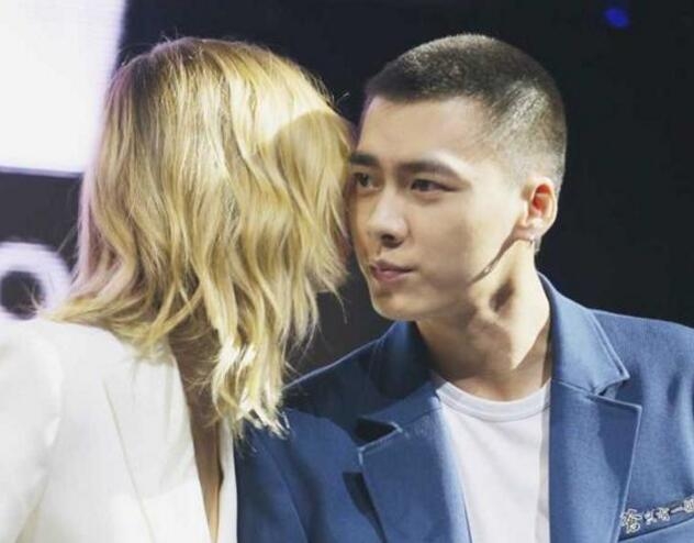 李易峰被卡拉摸头表情娇羞引热议(李易峰笑容动图)