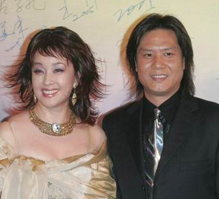 刘晓庆卸妆前后对比图(刘晓庆卸妆后的真实模样)