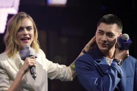 李易峰被卡拉摸头表情娇羞引热议(李易峰笑容动图)