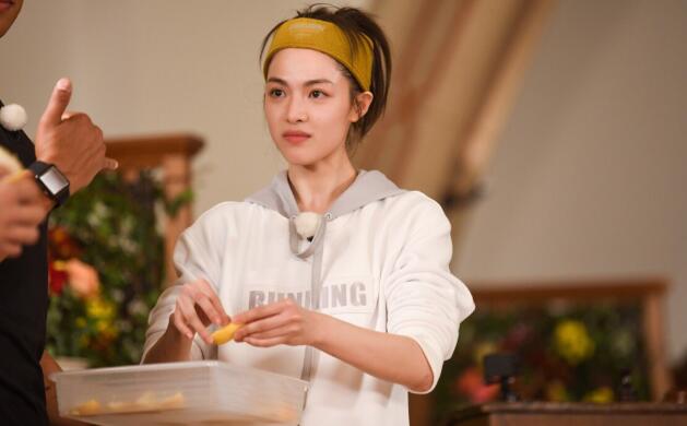 钟楚曦发关晓彤合影微博被骂(关晓彤微博秀恩爱)