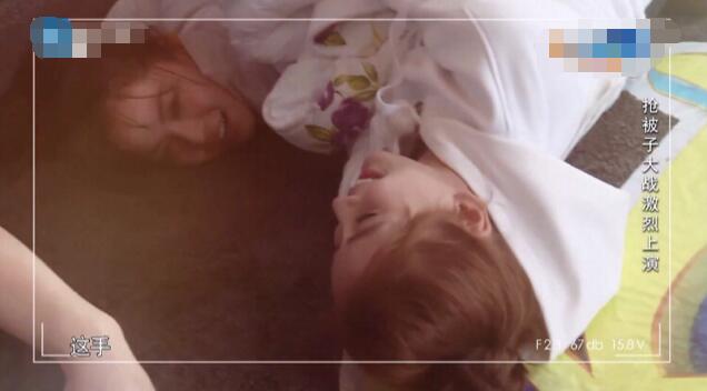 钟楚曦发关晓彤合影微博被骂(关晓彤微博秀恩爱)