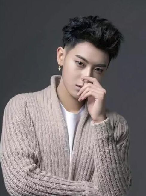 黄子韬为吴孟达祈祷(黄子韬祈祷照片)