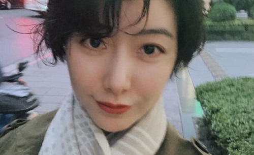 李亚鹏女友晒旧照气质出众(李亚鹏的女孩近照)