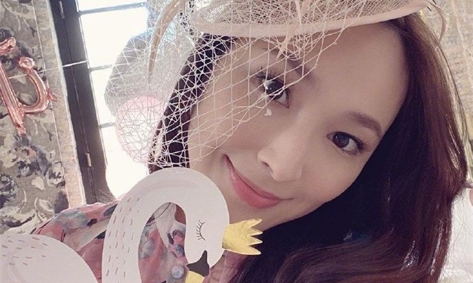 吴佩慈五年生四胎后首露面(吴佩慈第四胎)