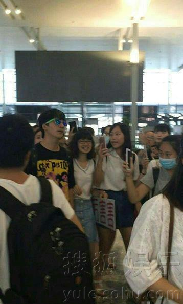 虹桥一姐龚玉雯为什么走红？虹桥一姐表情包(虹桥一姐人气暴涨大个女粉丝紧随左右)