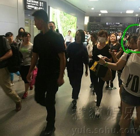 虹桥一姐龚玉雯为什么走红？虹桥一姐表情包(虹桥一姐人气暴涨大个女粉丝紧随左右)