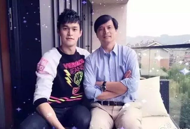 游泳冠军孙杨父母照片(孙杨母亲身高)