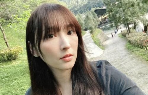 吴佩慈五年生四胎后首露面(吴佩慈第四胎)