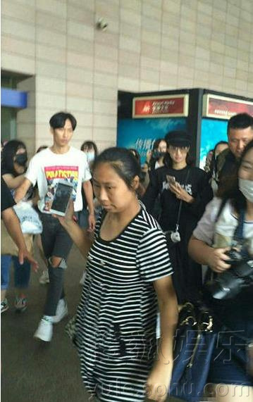 虹桥一姐龚玉雯为什么走红？虹桥一姐表情包(虹桥一姐人气暴涨大个女粉丝紧随左右)