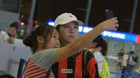 虹桥一姐龚玉雯为什么走红？虹桥一姐表情包(虹桥一姐人气暴涨大个女粉丝紧随左右)