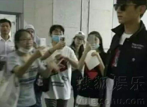 虹桥一姐龚玉雯为什么走红？虹桥一姐表情包(虹桥一姐人气暴涨大个女粉丝紧随左右)