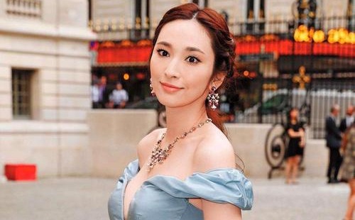 吴佩慈五年生四胎后首露面(吴佩慈第四胎)