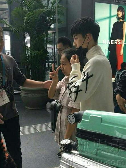 虹桥一姐龚玉雯为什么走红？虹桥一姐表情包(虹桥一姐人气暴涨大个女粉丝紧随左右)