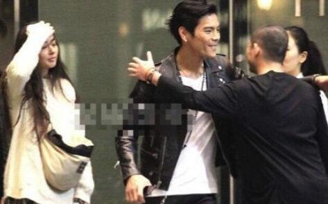 向佐郭碧婷出席向家晚宴微博狂撒狗粮(向佐到郭碧婷家吃饭)