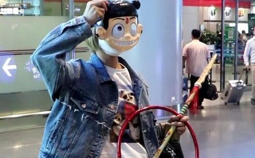 宁静在机场被粉丝送哪吒套装是怎么回事