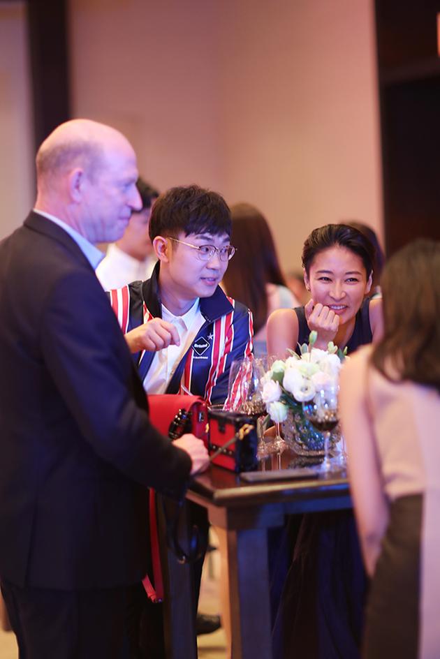 周玲安胸是什么罩杯?周玲安和老公Rob 周玲安胸是什么罩杯?周玲安和老公Rob