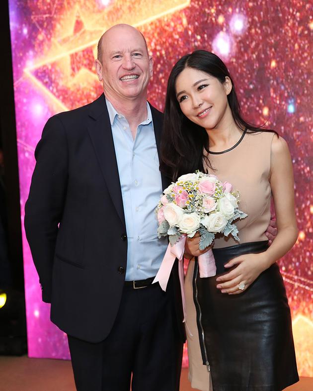 周玲安胸是什么罩杯?周玲安和老公Rob 周玲安胸是什么罩杯?周玲安和老公Rob