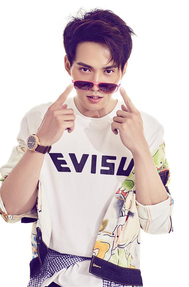 徐正溪为什么是蓝色的眼睛?徐正曦双眼皮是 徐正溪为什么是蓝色的眼睛?徐正曦双眼皮是