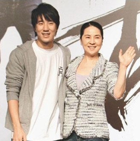 成龙为什么害怕林凤娇？林凤娇现在的照片站(林凤娇怎么忍得了成龙)