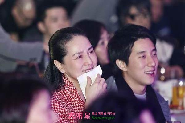 成龙为什么害怕林凤娇？林凤娇现在的照片站(林凤娇怎么忍得了成龙)