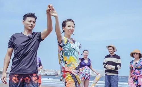 蔡少芬孕肚照曝光获张晋搀扶(蔡少芬三胎大肚照)