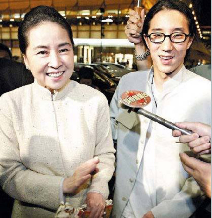 成龙为什么害怕林凤娇？林凤娇现在的照片站(林凤娇怎么忍得了成龙)