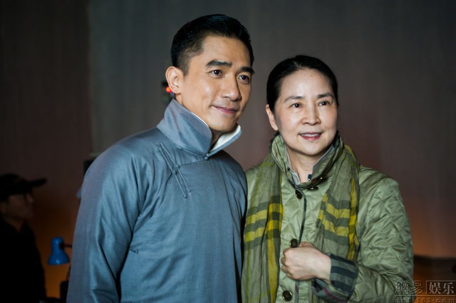 成龙为什么害怕林凤娇?林凤娇现在的照片站(林凤娇怎么忍得了成龙)